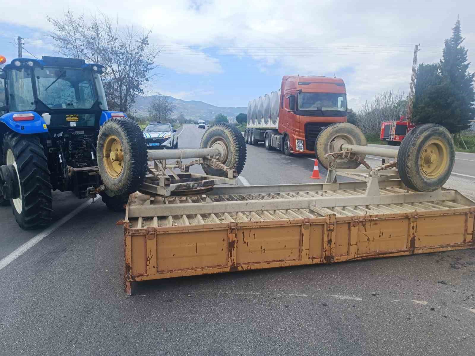 Denizli’de traktör ile hafif ticari araç çarpıştı