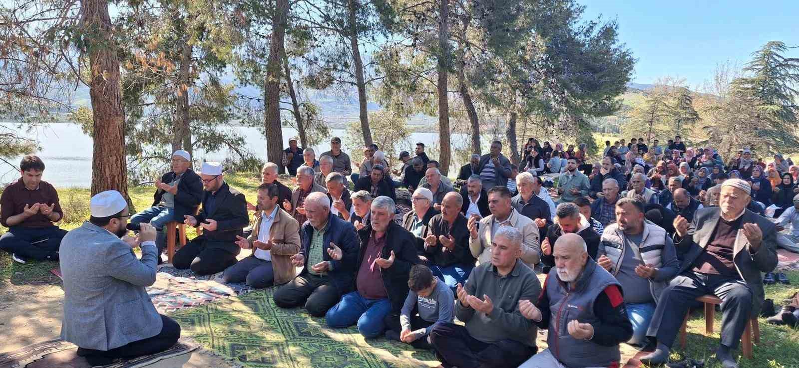 Yağmurun ardından ş&uuml;k&uuml;r duası
