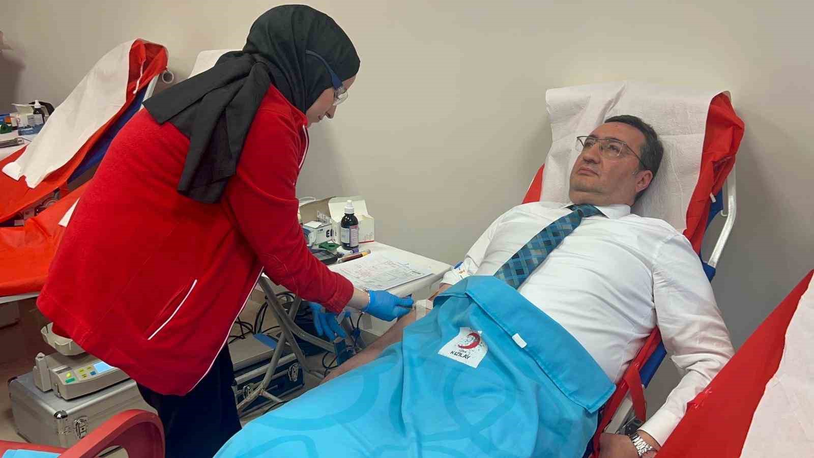 Bölge Adliye Mahkemesi’nde kan bağışında bulunan adliye personeline plaket verildi