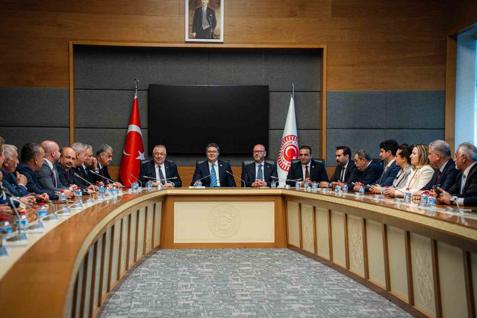 Başkan Ertaş ve Edremit heyeti CHP Lideri &Ouml;zg&uuml;r &Ouml;zel ile buluştu
