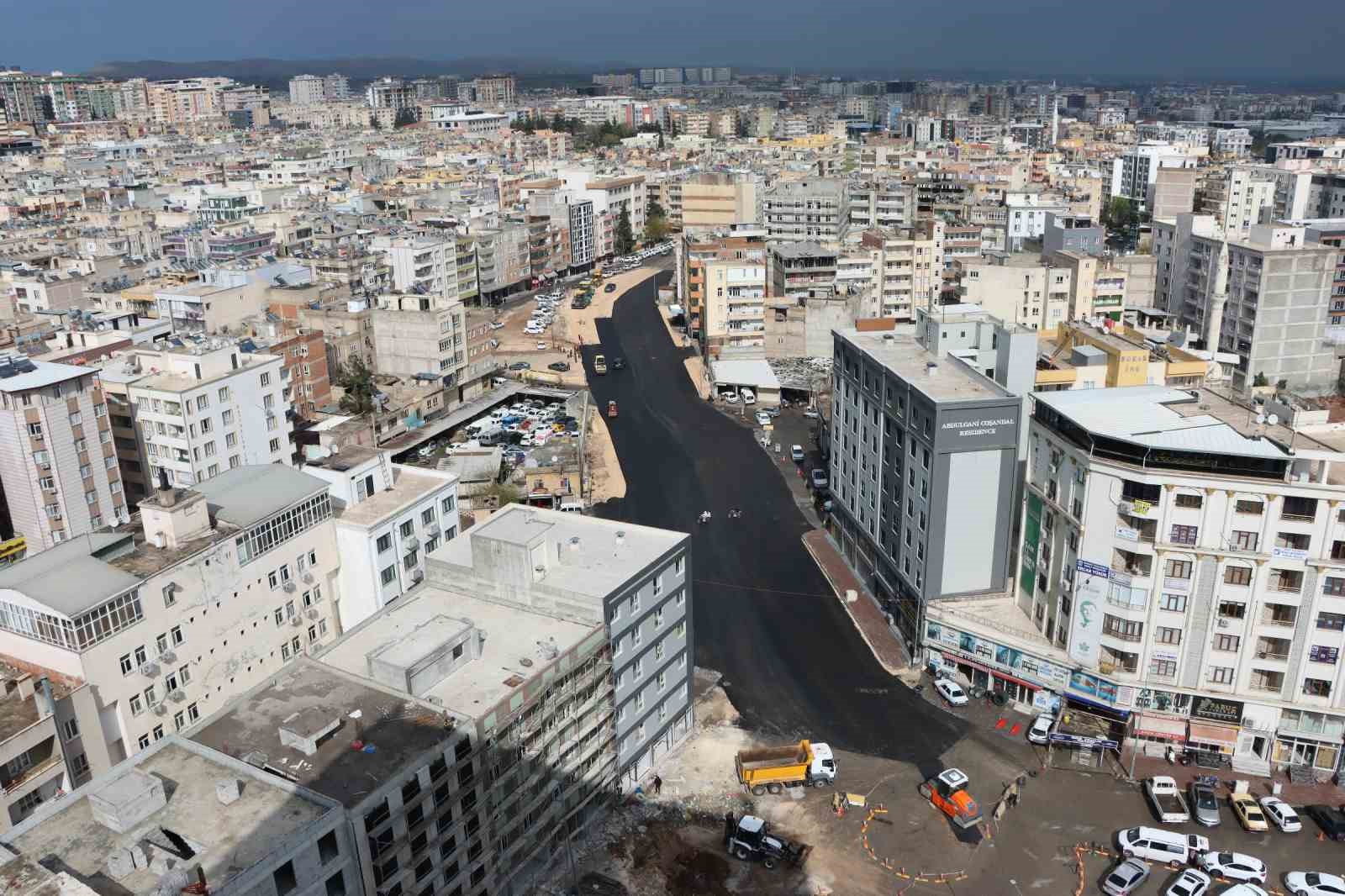 Şanlıurfa&rsquo;da 25 metrelik yol projesinde asfalt &ccedil;alışmaları başladı
