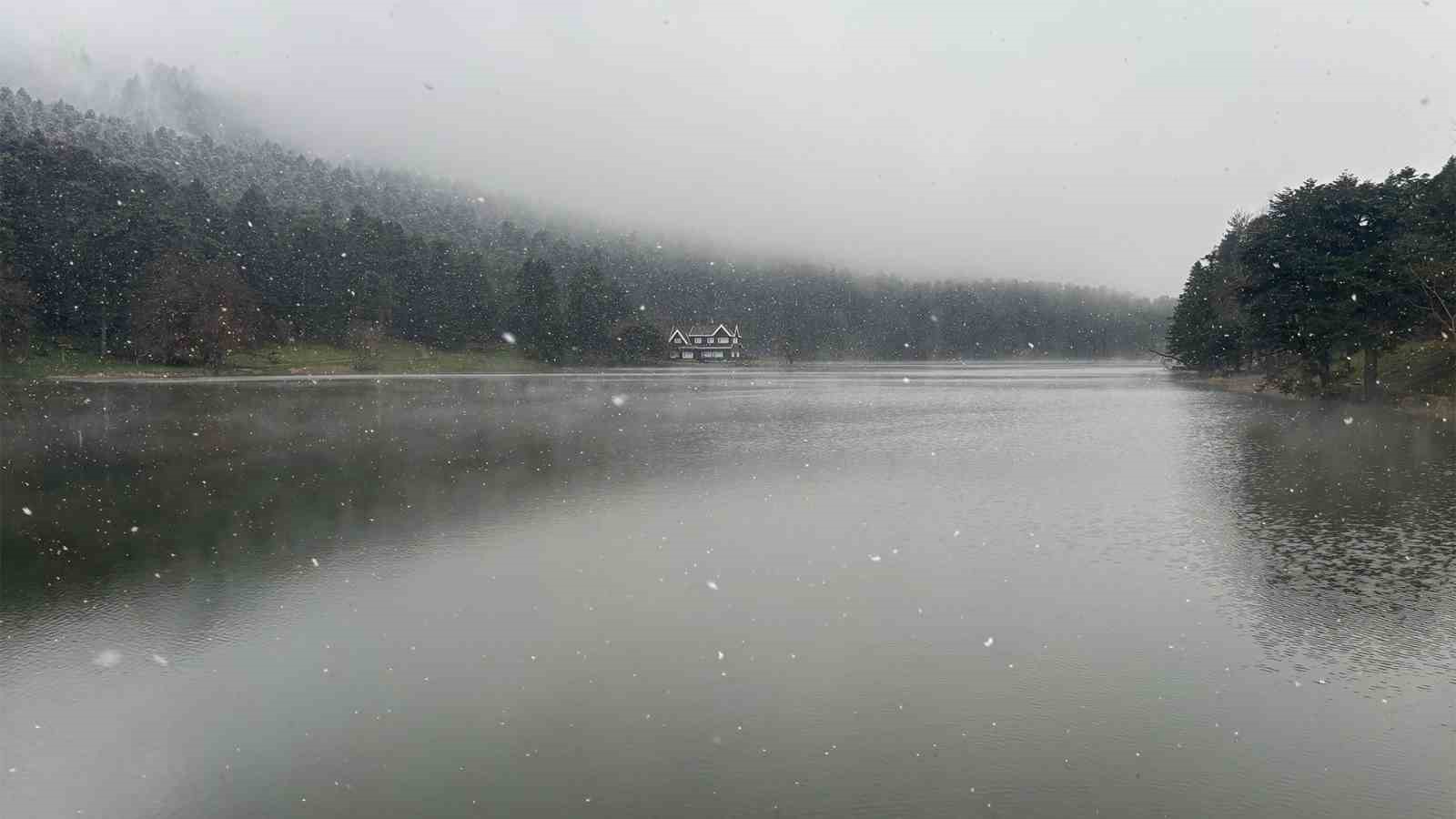 Gölcük’te kar yağışı ve sis etkili oldu
