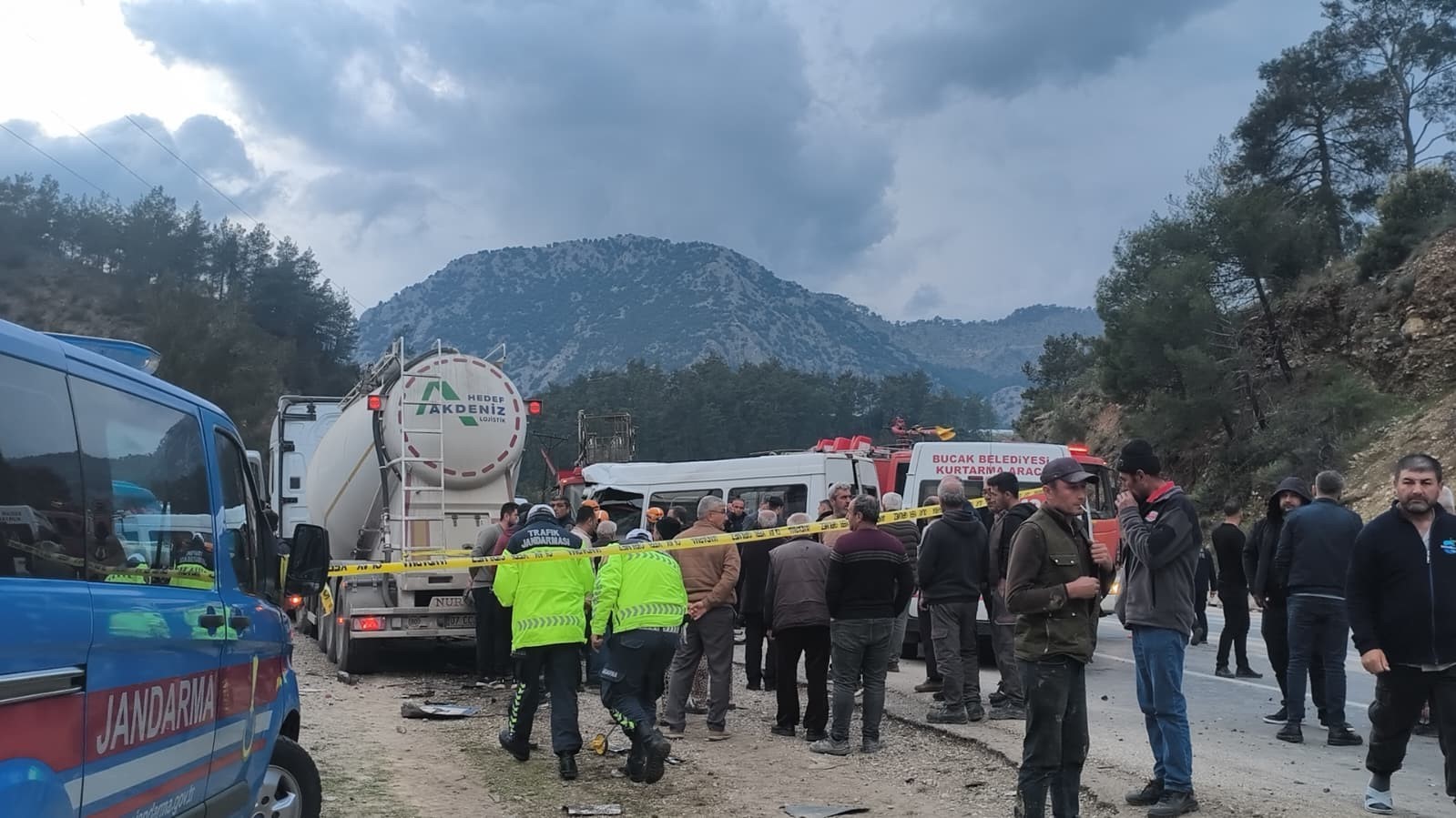 İş d&ouml;n&uuml;ş&uuml; yaşanan ve 7 kişinin hayatını kaybettiği feci kaza sonrası yol trafiğe a&ccedil;ıldı
