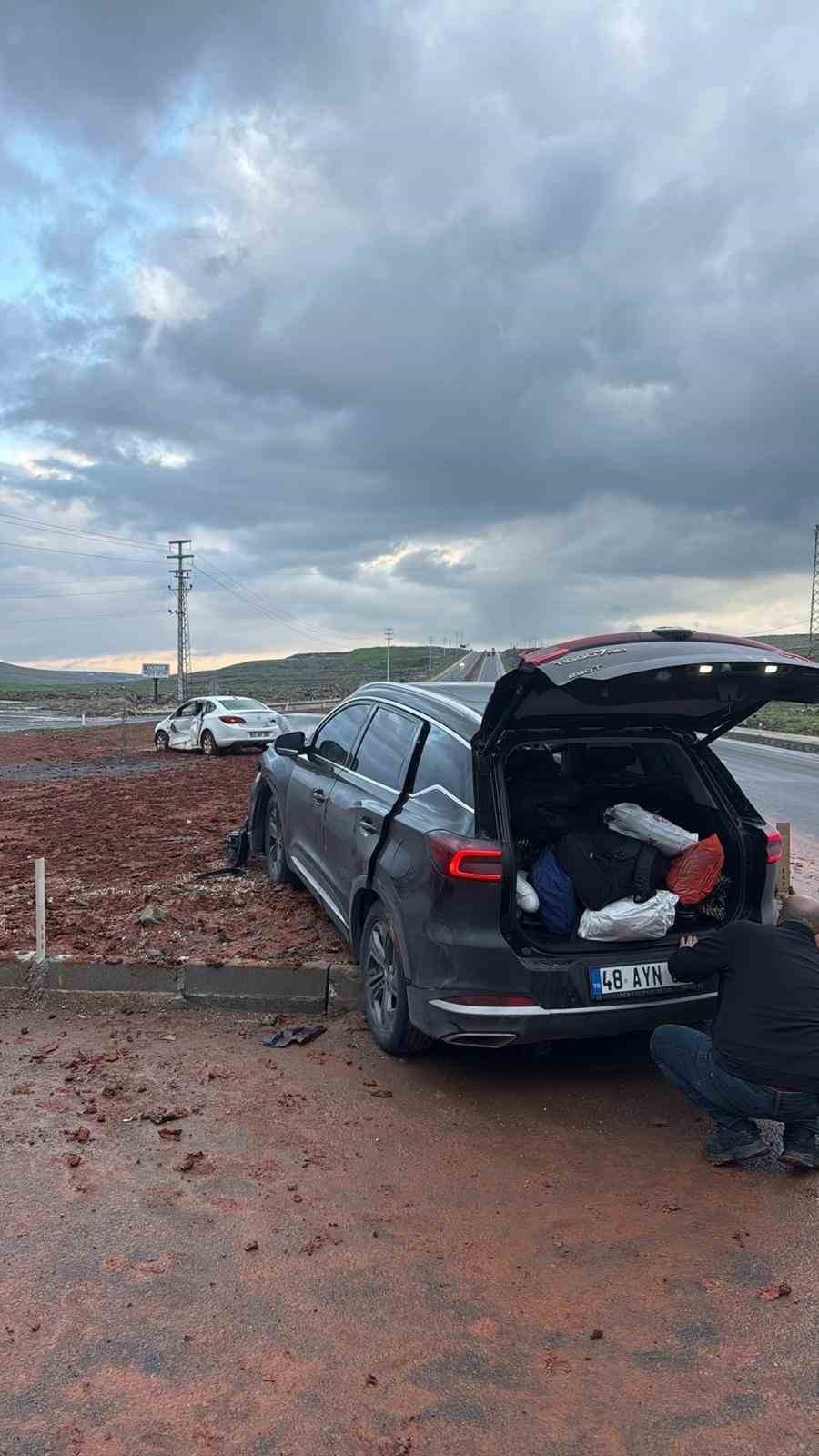 Siverek&rsquo;te iki otomobil &ccedil;arpıştı: 8 yaralı
