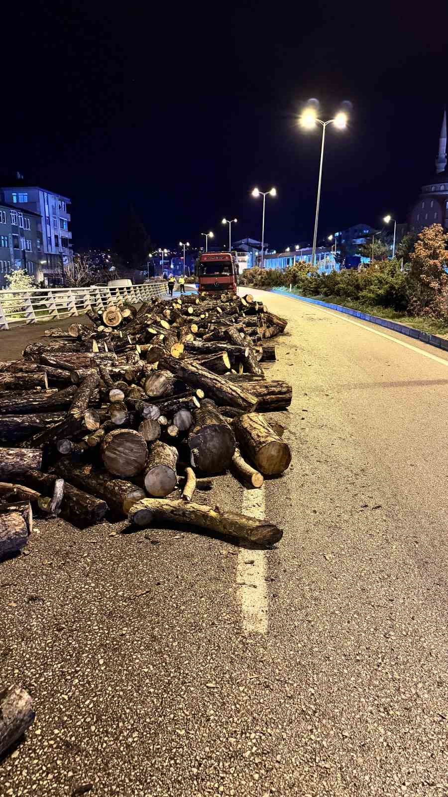 Seyir halindeki kamyonun damperi aniden kalktı, odunlar yola d&ouml;k&uuml;ld&uuml;
