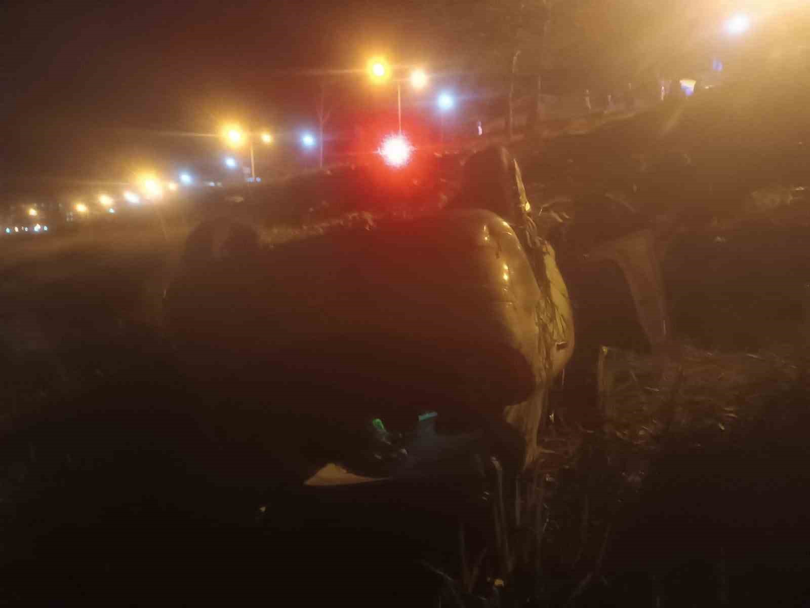 Kontrolden &ccedil;ıkan otomobil g&ouml;l kenarına u&ccedil;tu: 1 yaralı
