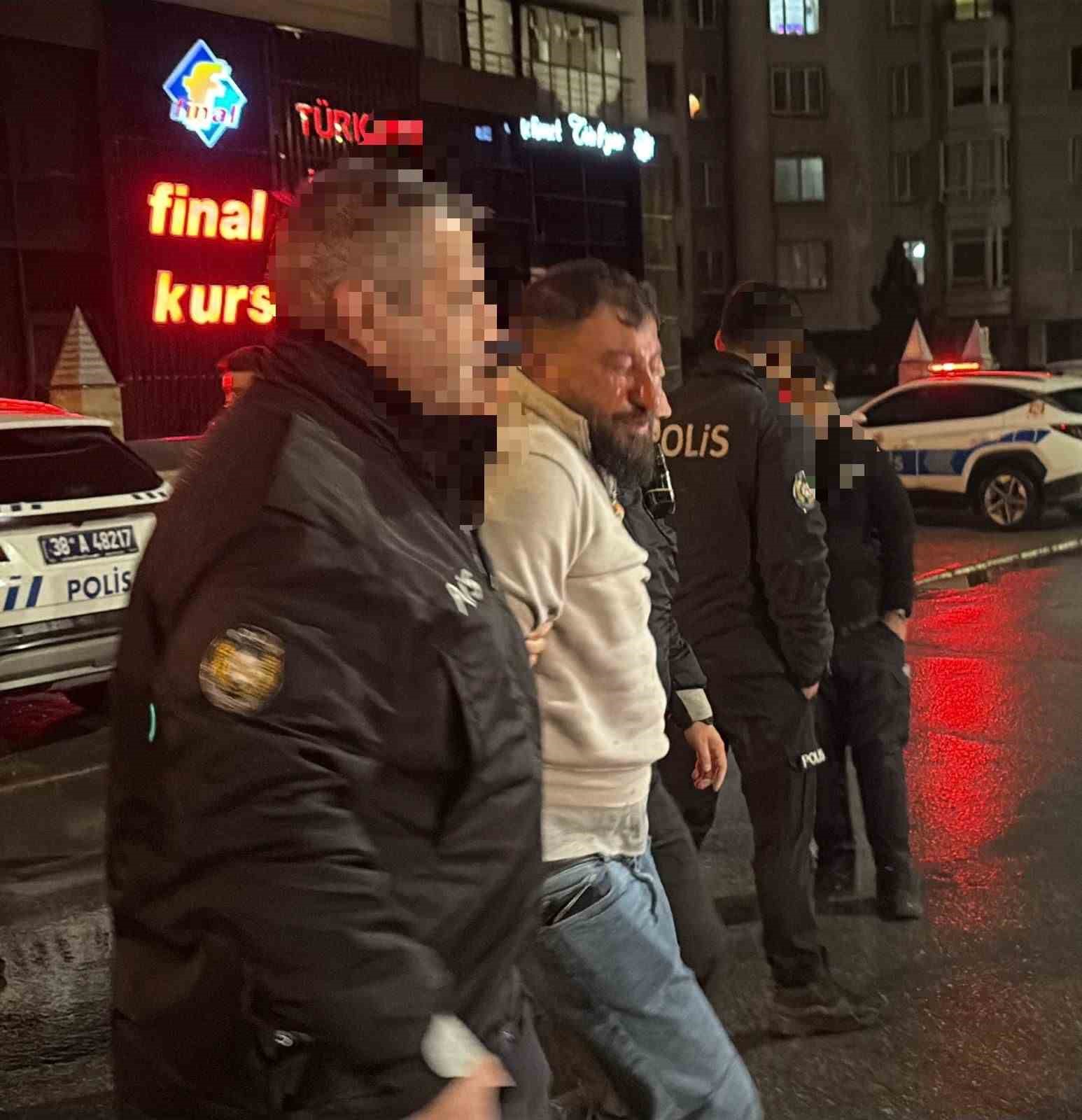 &rsquo;Dur&rsquo; ihtarına uymayan s&uuml;r&uuml;c&uuml; yaya olarak da ka&ccedil;amadı: 450 bin TL ceza yazıldı
