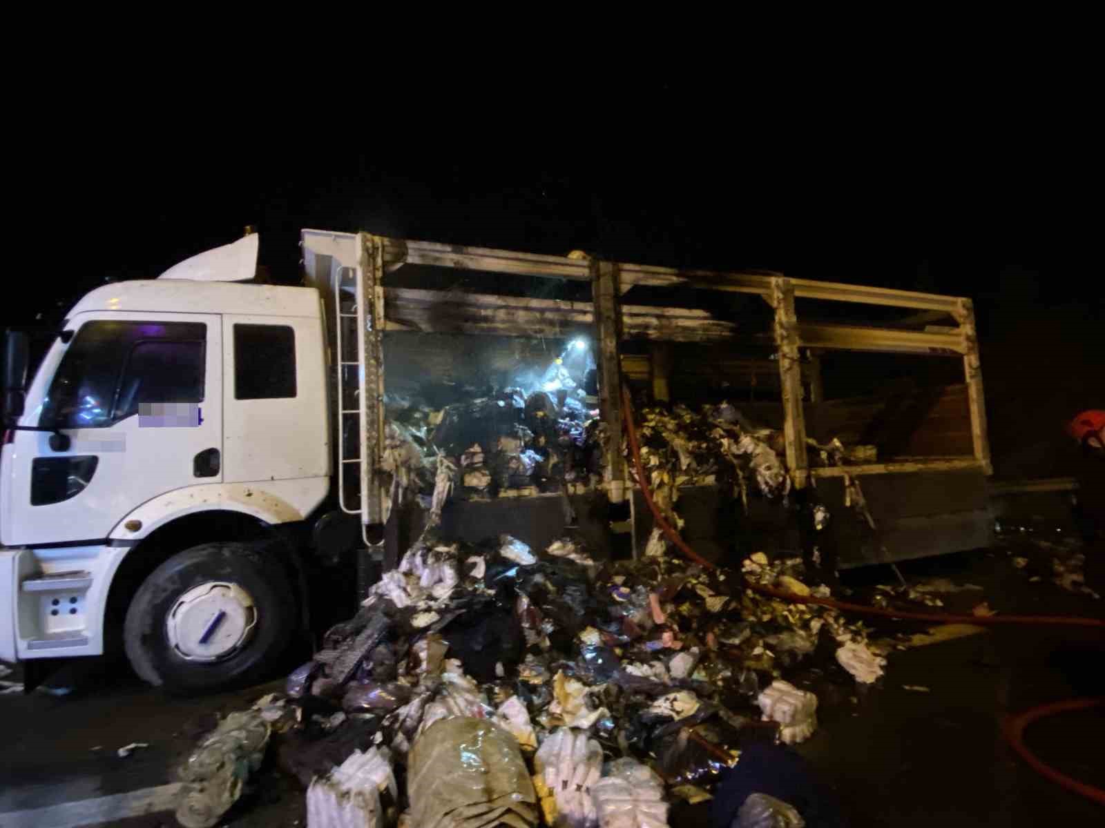 TEM otoyolunda tekstil yüklü kamyon alev aldı