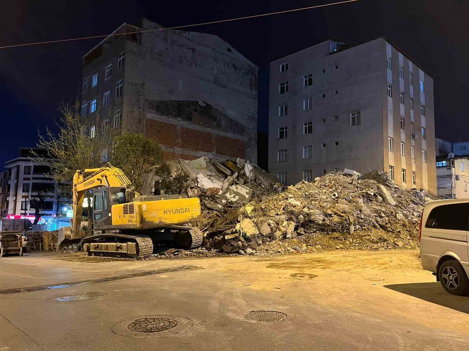 Küçükçekmece’de kentsel dönüşümdeki bina tek darbeyle yıkıldı