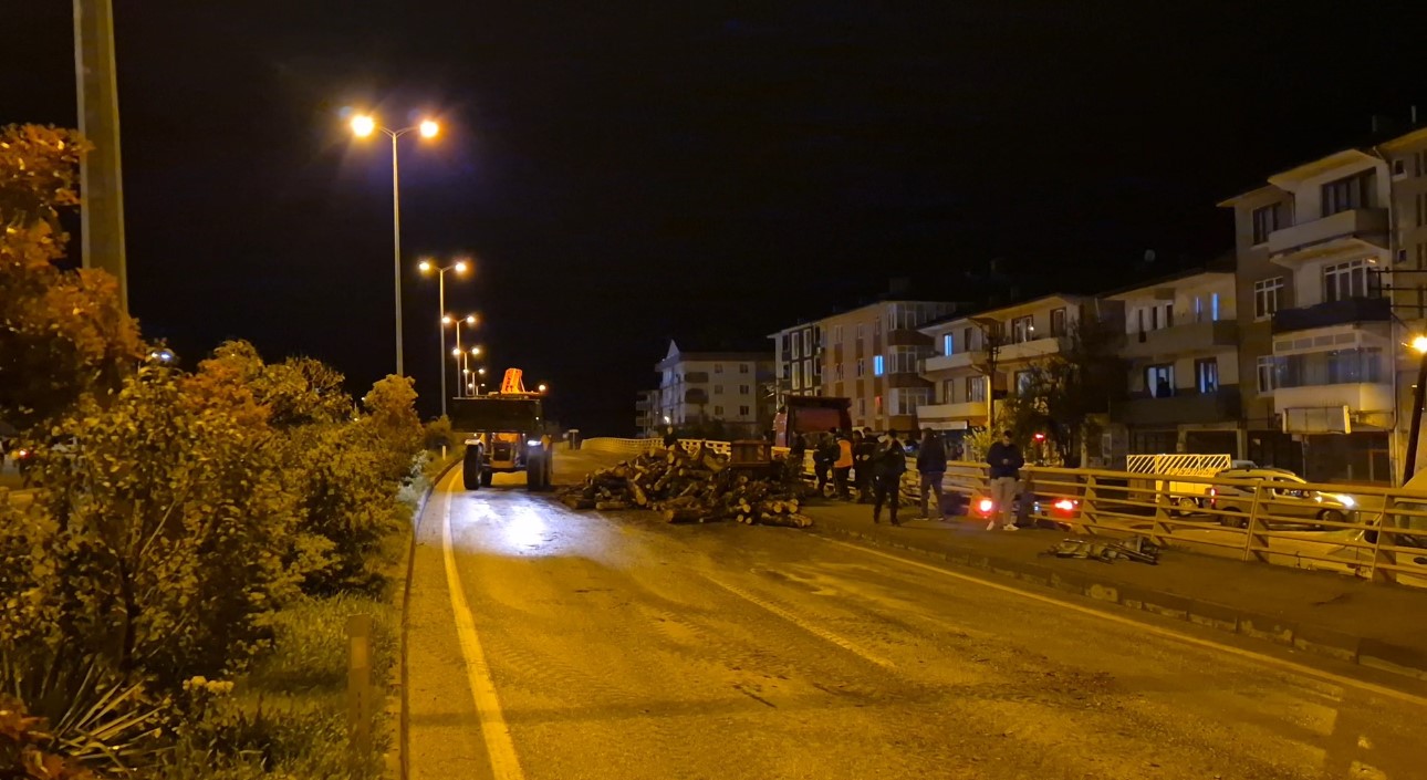 Kamyondan kara yoluna d&ouml;k&uuml;len odunlar kaldırıldı
