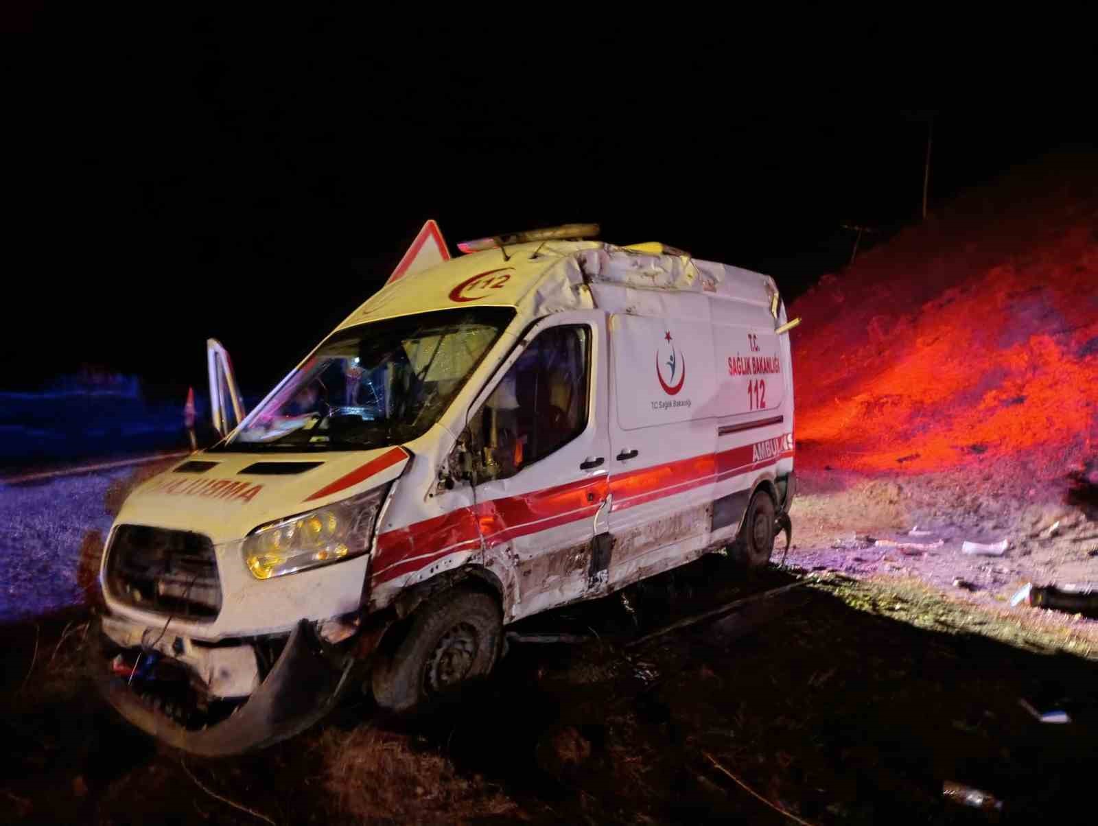 Muş’ta ambulansı devrildi: 5 yaralı