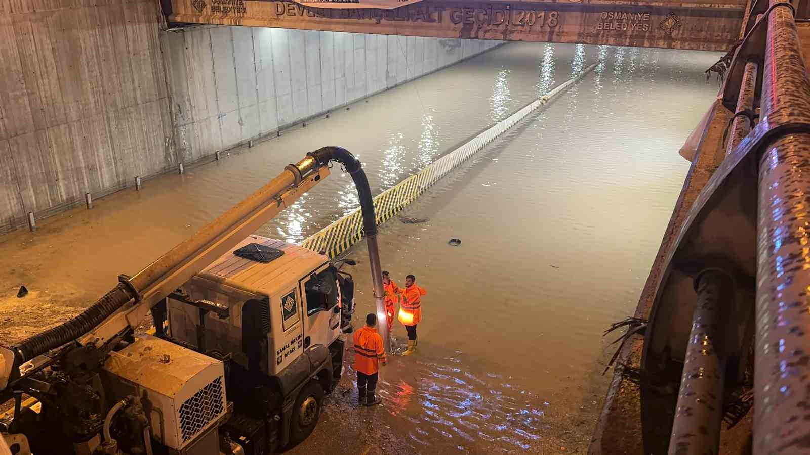 Osmaniye’de gece şiddetli yağmur etkili oldu