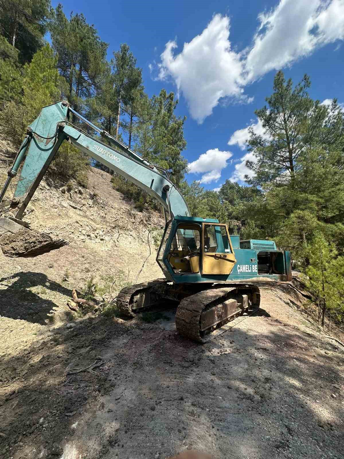 Çameli Belediyesi heyelan sonucu kapanan yolları ulaşıma açtı