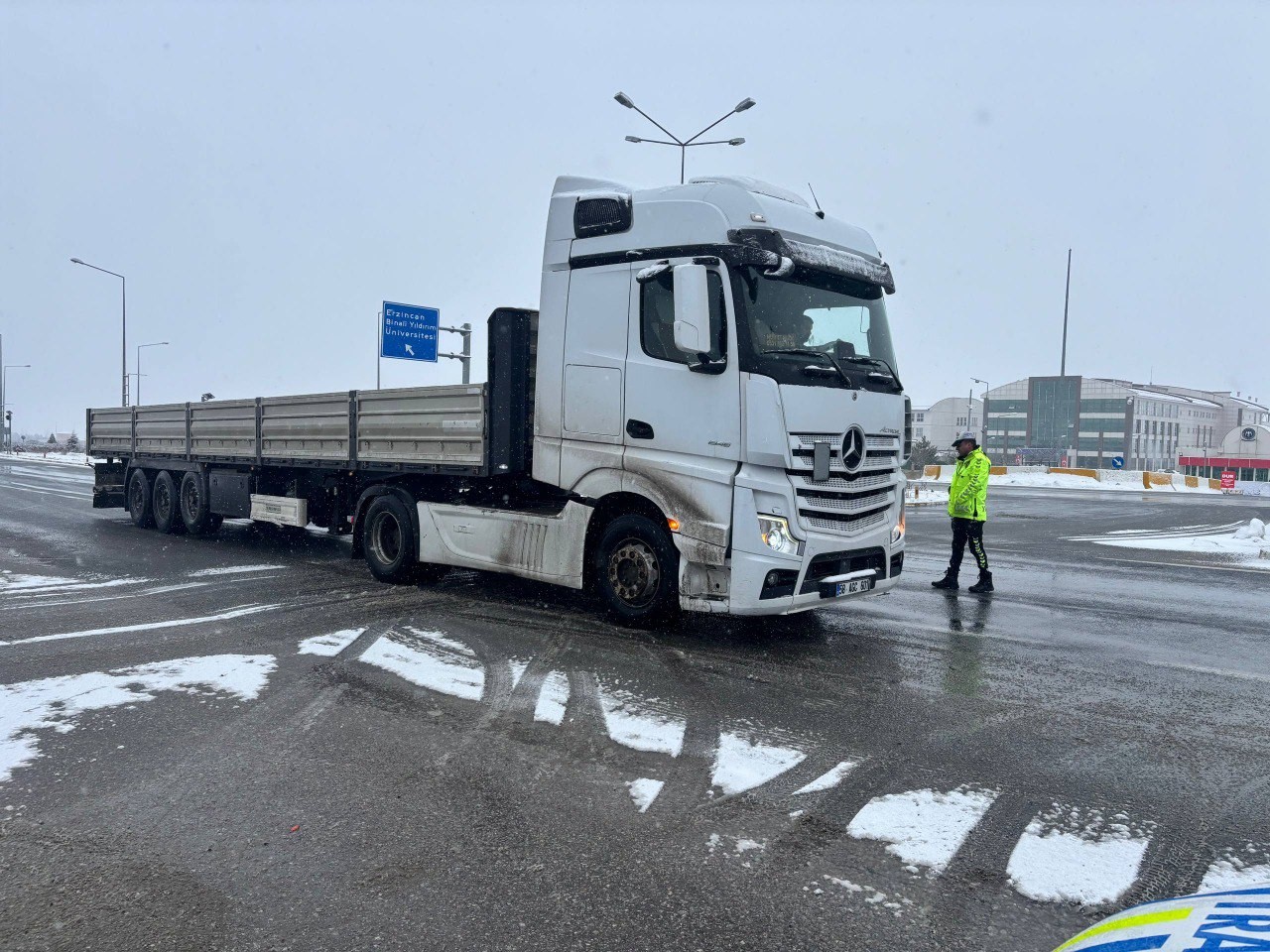 Erzincan&rsquo;da kar etkisini g&ouml;sterdi: Ge&ccedil;itlerde trafik kilitlendi
