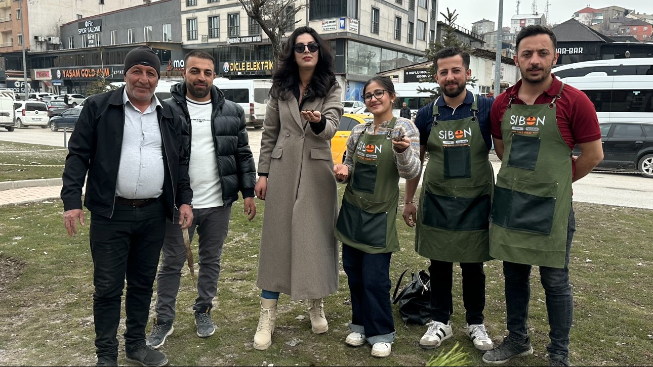 Yüksekovalı girişimci kadın çevreye dikkat çekmek için fidan dikti