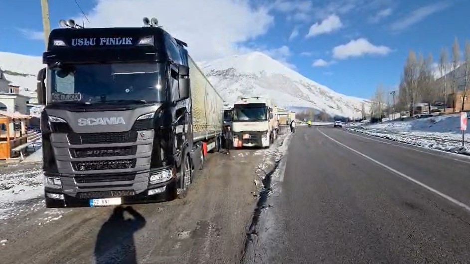 Kop Dağı&rsquo;nda buzlanma: Ağır tonajlı ara&ccedil;ların ge&ccedil;işine izin verilmiyor
