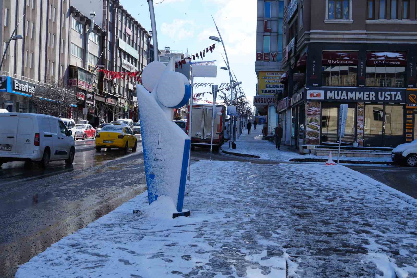 Erzurum g&uuml;ne yine karla uyandı, b&ouml;lge i&ccedil;in zirai don uyarısı geldi
