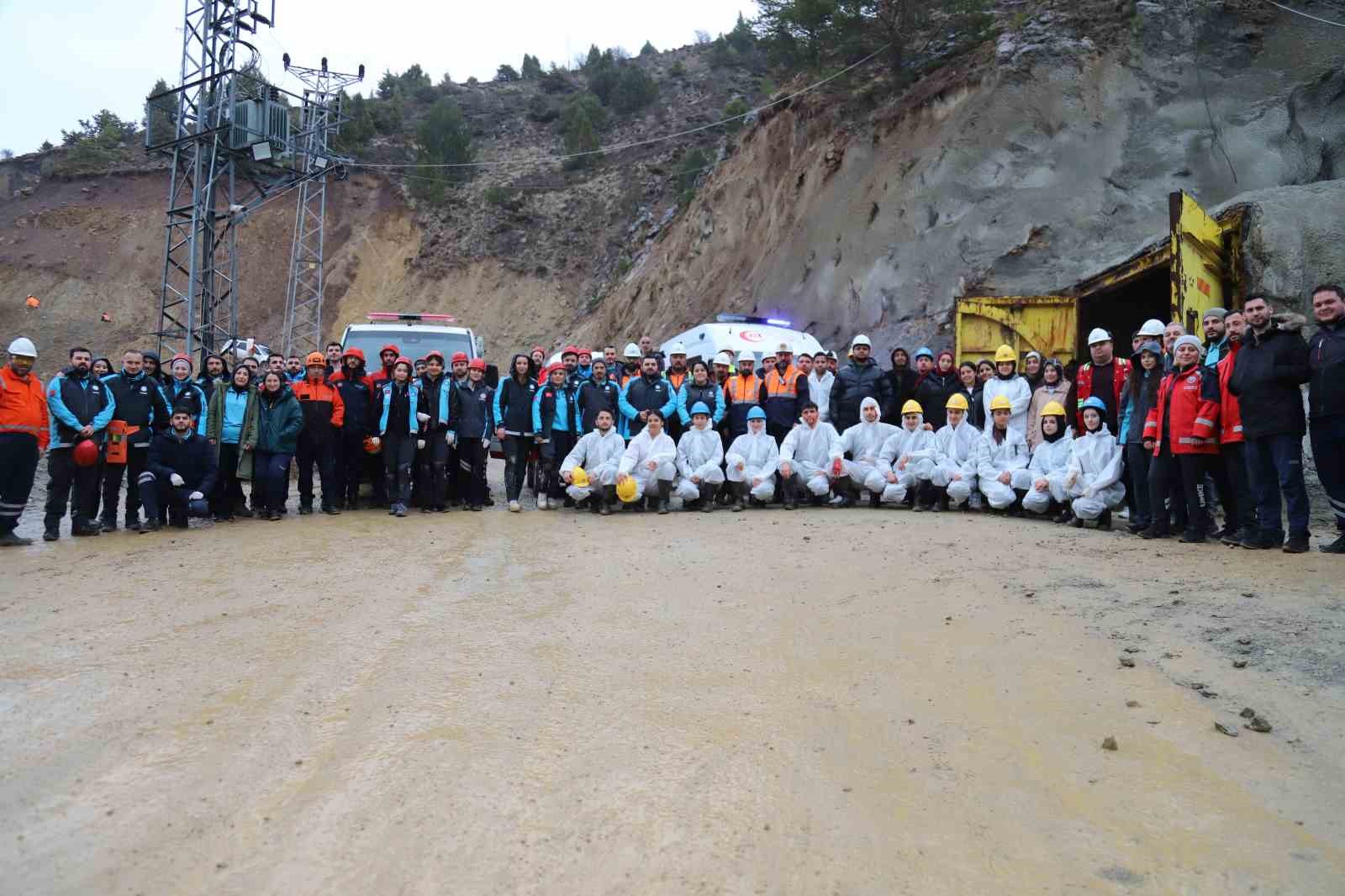 Maden ocağındaki g&ouml;&ccedil;&uuml;k tatbikatı ger&ccedil;eği aratmadı
