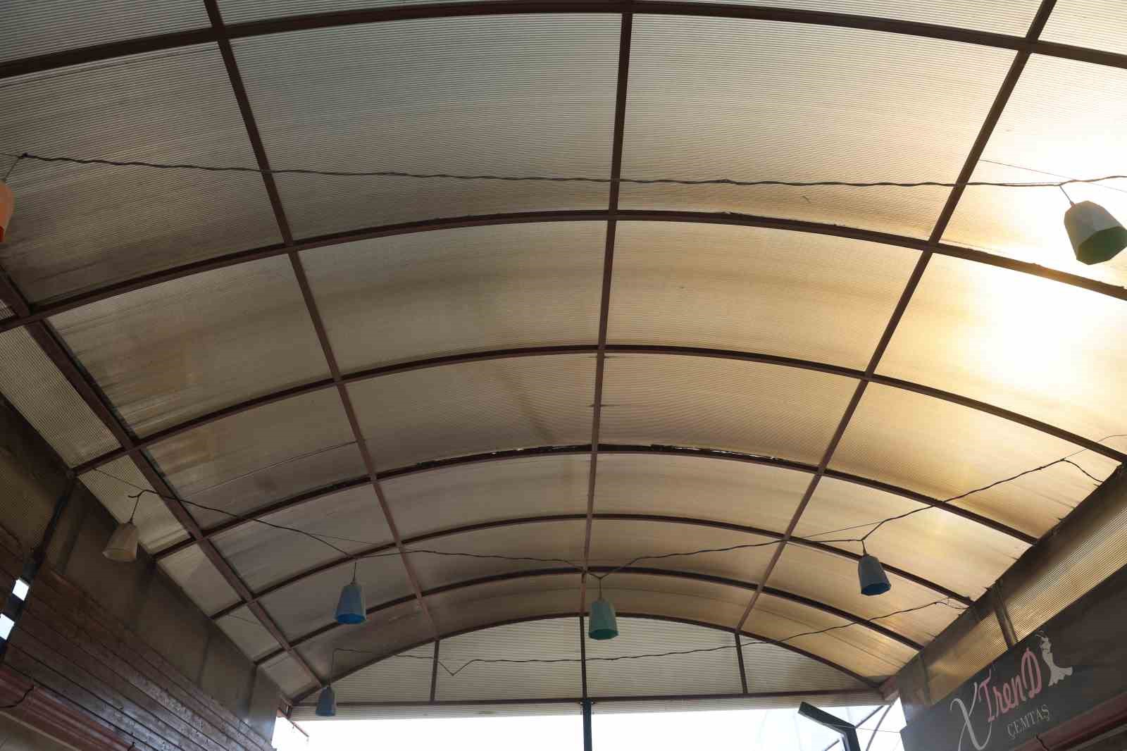 Fırtınanın u&ccedil;urduğu plastik &ccedil;atı, esnafı kıl payı teğet ge&ccedil;ti o anlar kamerada
