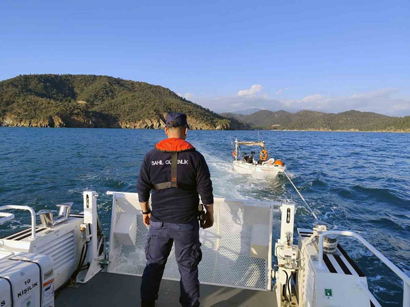 Fethiye açıklarında sürüklenen tekneyi Sahil Güvenlik kurtardı