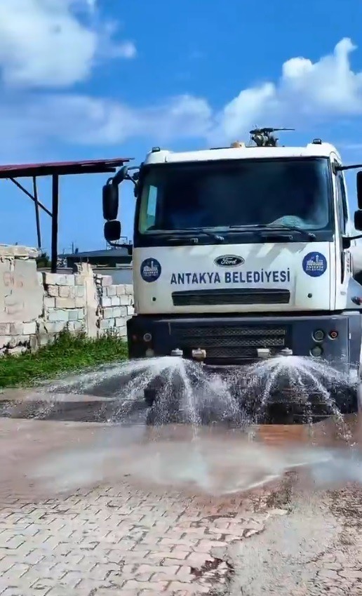 Antakya Belediyesi, Suvatlı Mahallesi’nde temizlik çalışmalarını sürdürüyor