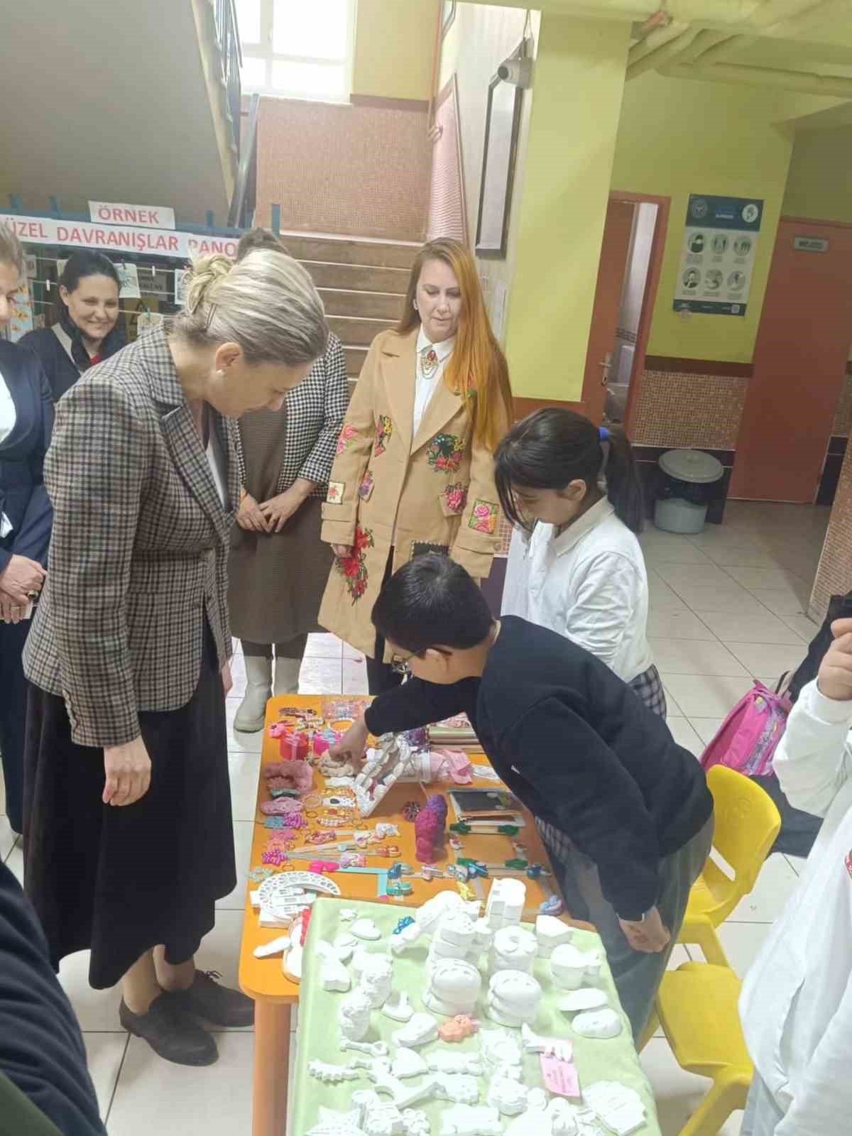 Kaymakam Kan, minik girişimcilerin heyecanına ortak oldu