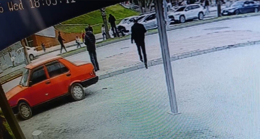 Antalya&rsquo;da y&uuml;rekleri ağza getiren kaza: Aniden yola fırlayan 5 yaşındaki &ccedil;ocuğa otomobil &ccedil;arptı
