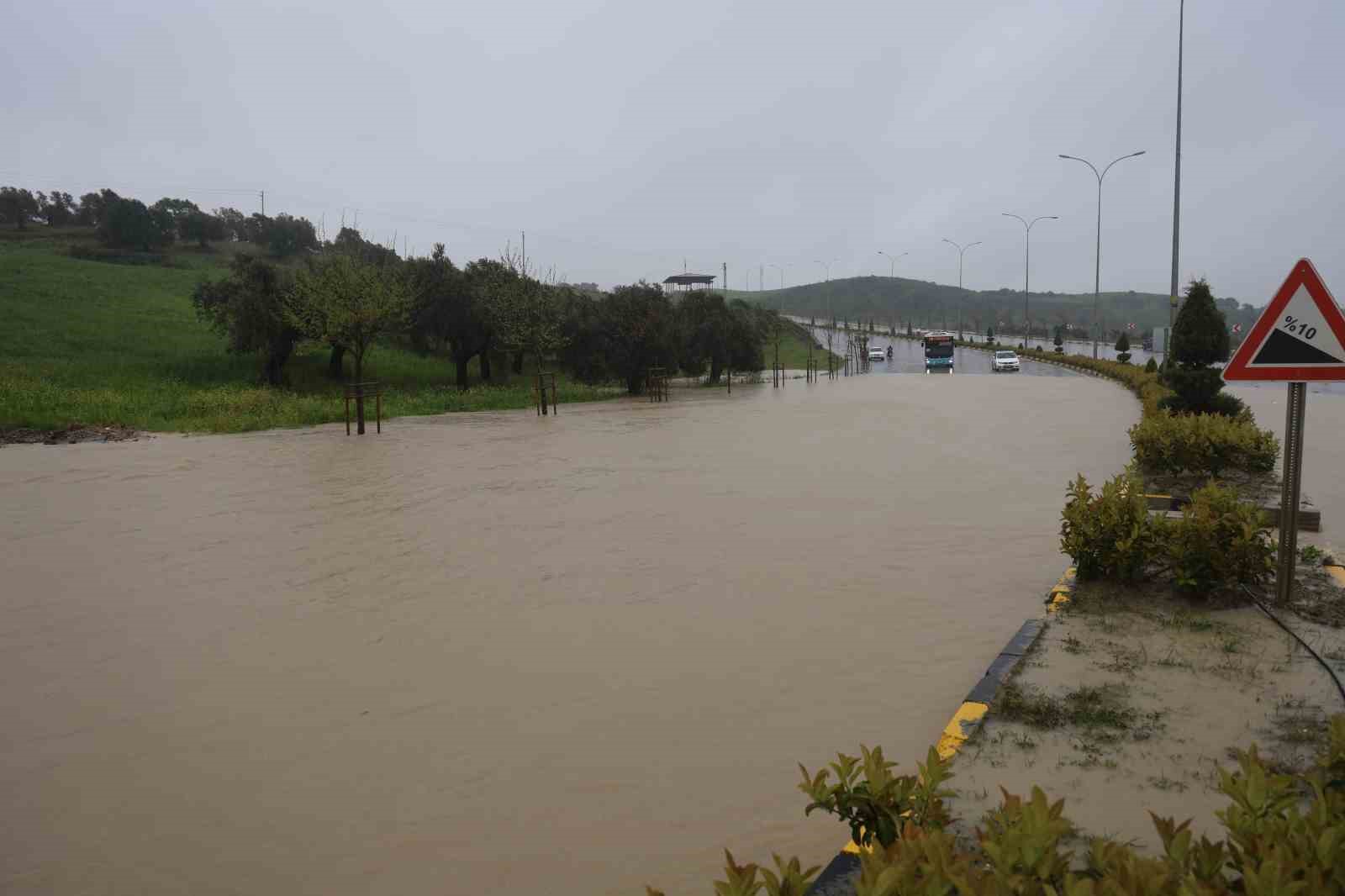 Göle dönen yolda araçların zorlu ilerleyişi havadan görüntülendi