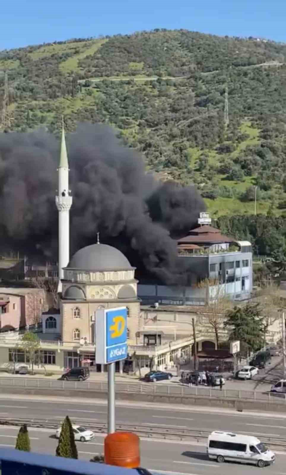 Kocaeli’de plastik ve promosyon fabrikası alevlere teslim oldu
