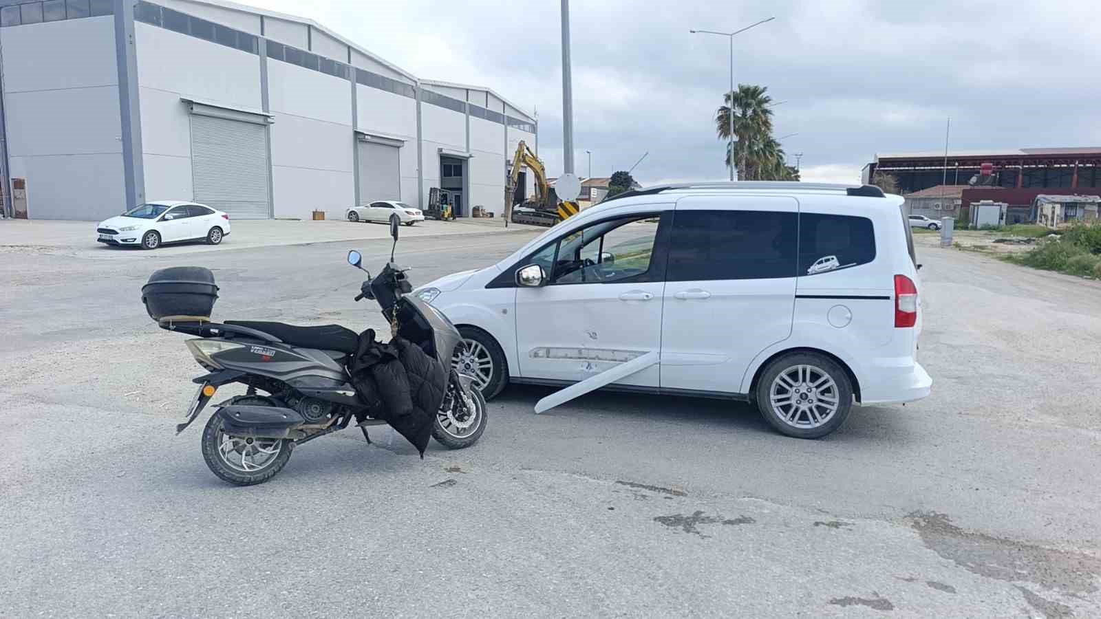 Motosiklet ile hafif ticari araç çarpıştı: 1 yaralı