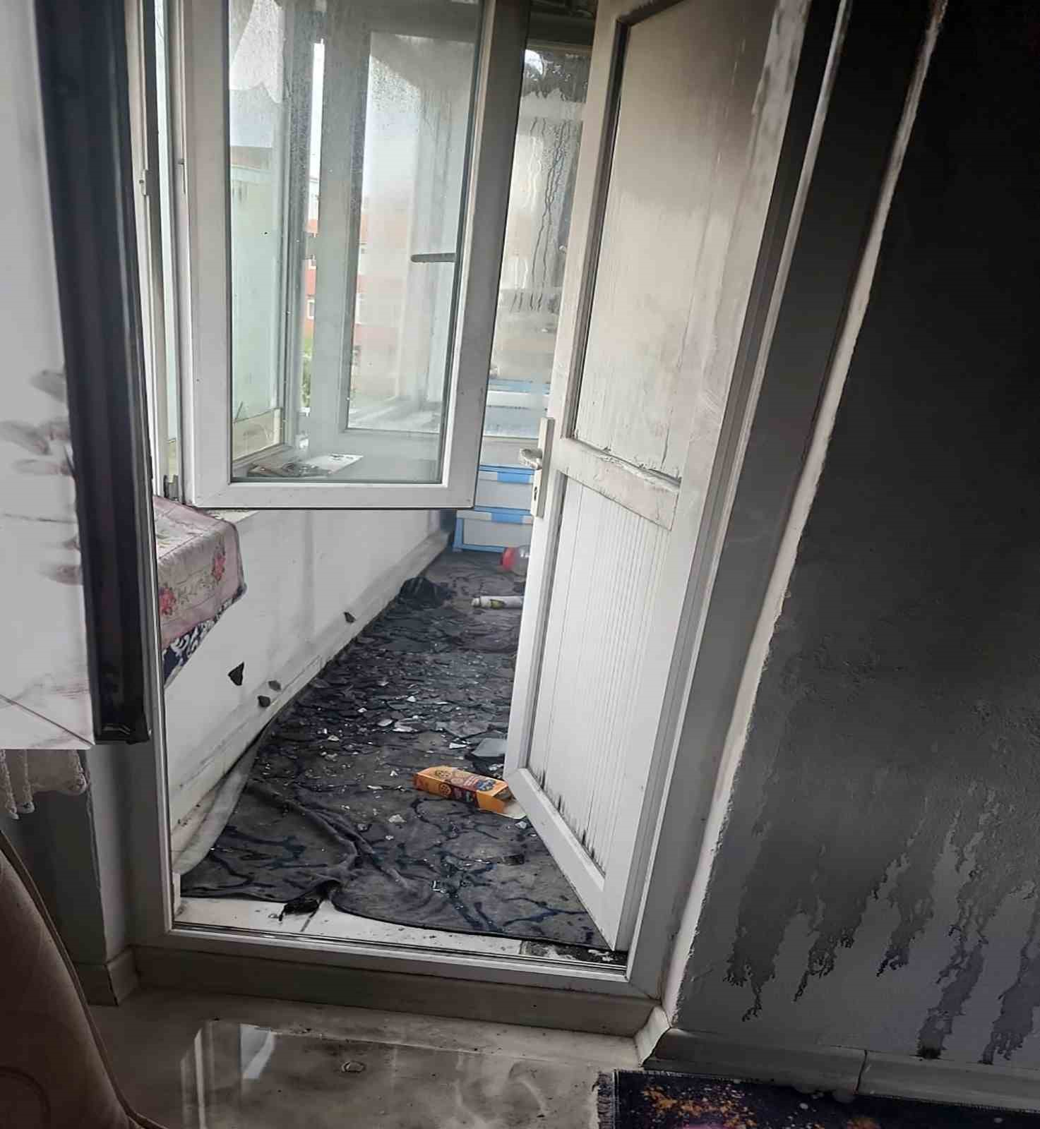 Elektrik konağından &ccedil;ıkan dairedeki yangın s&ouml;nd&uuml;r&uuml;ld&uuml;
