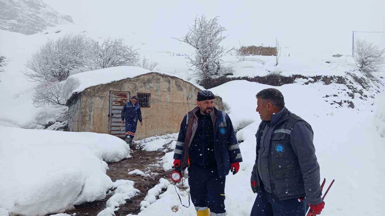 Hakkari’de kar altında su deposu kontrolü