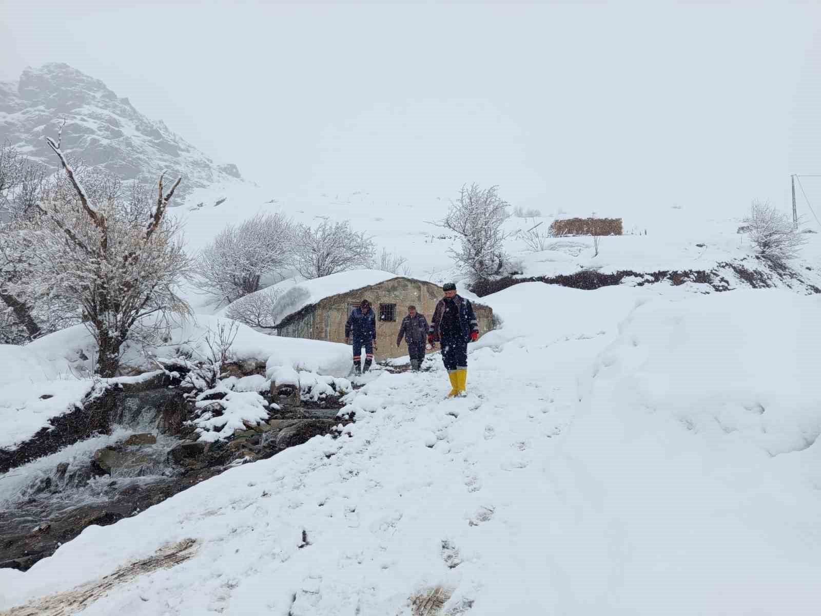 Hakkari&rsquo;de kar altında su deposu kontrol&uuml;
