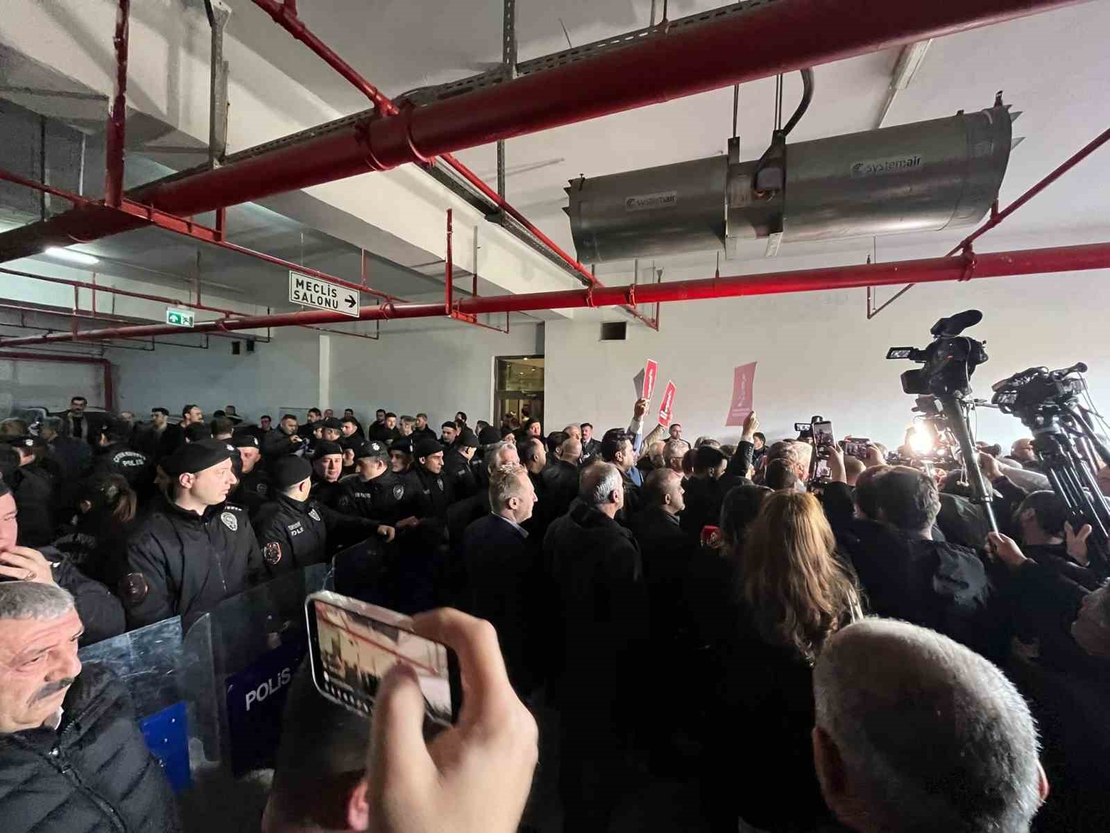 Bursa B&uuml;y&uuml;kşehir Belediye Meclisi&rsquo;ndeki se&ccedil;im &ouml;ncesi gerginlik yaşandı
