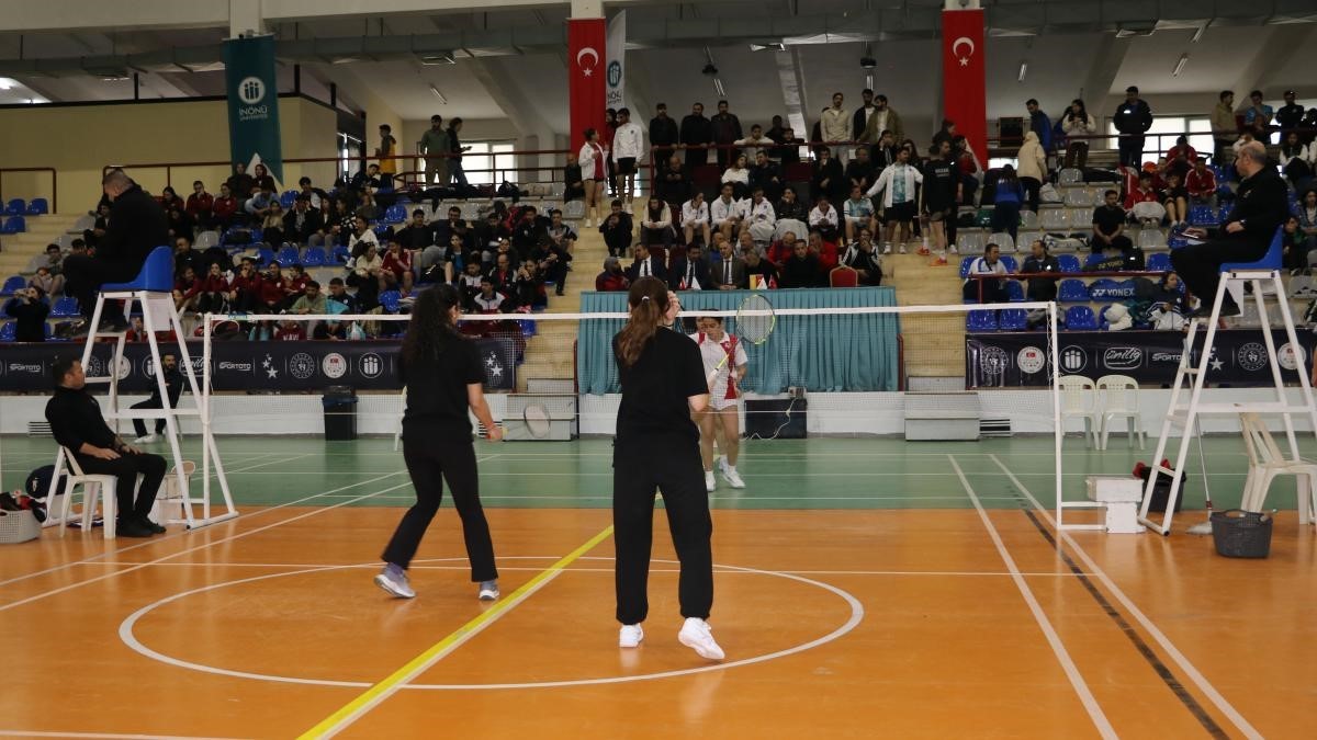 İn&ouml;n&uuml; &Uuml;niversitesinin ev sahipliğinde badminton m&uuml;sabakaları başladı
