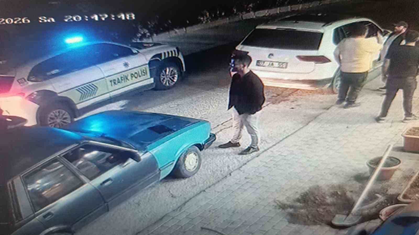 Otomobilin a&ccedil;ılan kapısına &ccedil;arpan elektrikli bisiklet s&uuml;r&uuml;c&uuml;s&uuml; metrelerce savurdu
