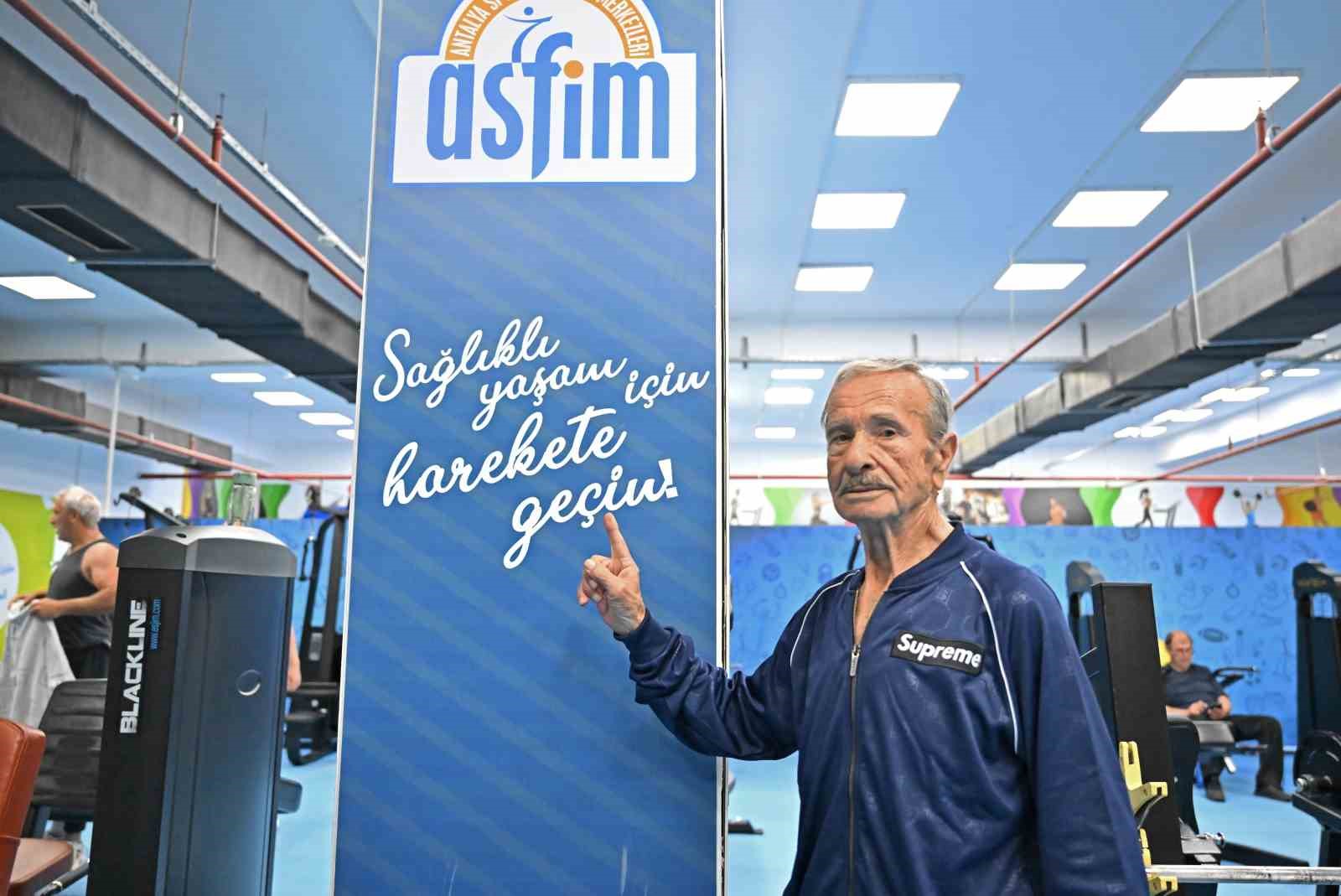 Spor tutkunu 86 yaşındaki ’süper dede’, gençlere taş çıkartıyor