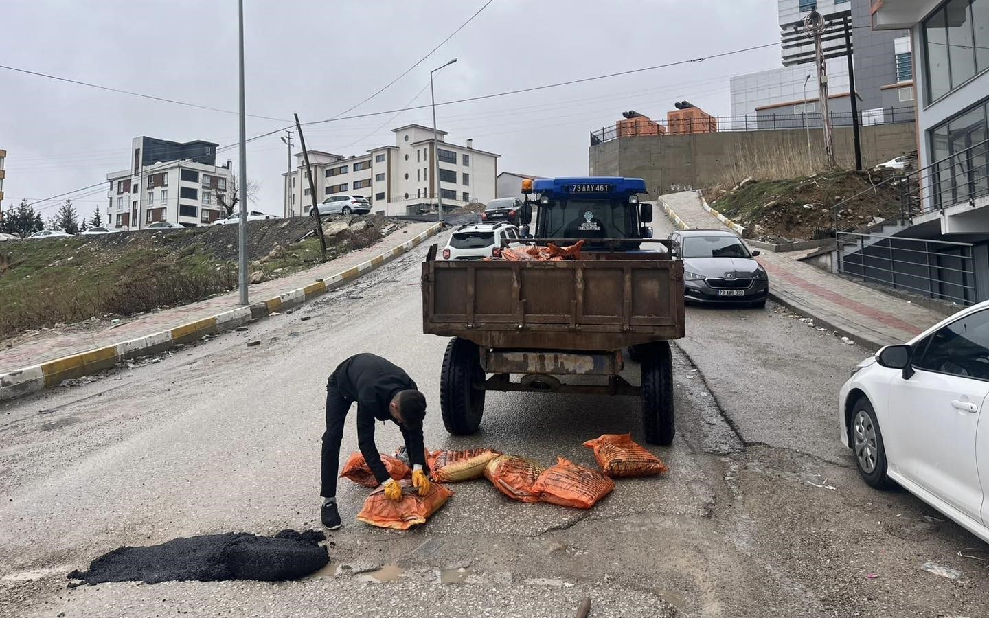 Şırnak&rsquo;ta yollar i&ccedil;in ge&ccedil;ici asfaltlama &ccedil;alışmaları başladı
