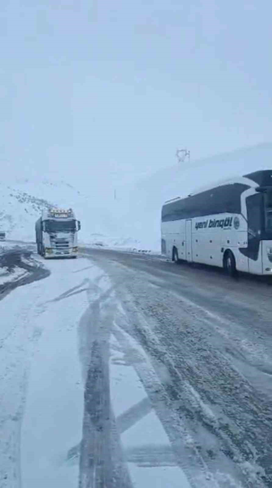 Bing&ouml;l-Erzurum kara yolunda kar etkisi: Uzun ara&ccedil; kuyrukları oluştu
