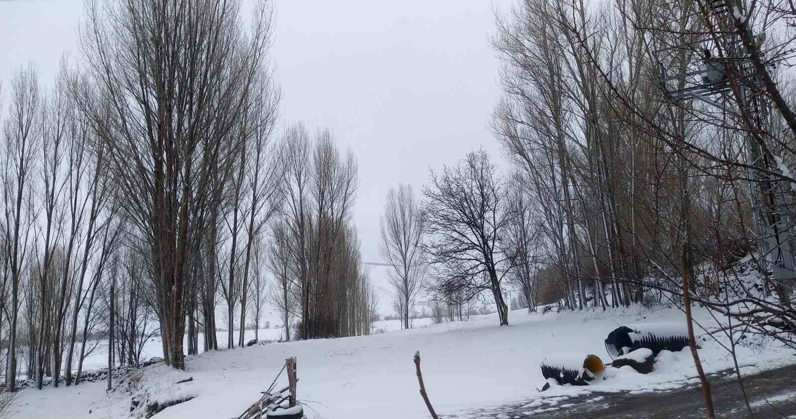 Iğdır’da nisan sürprizi: Yüksek kesimlerde kar, merkezde yağmur etkili