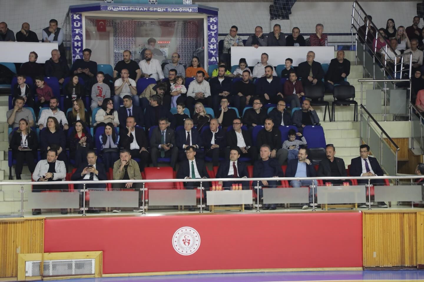 Protokolden K&uuml;tahya Belediyespor&rsquo;a trib&uuml;n desteği
