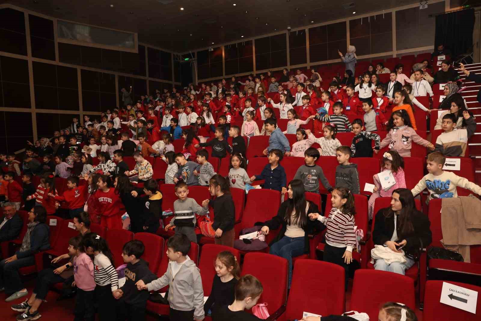 Minikler, "Kızıl Kaptan" ile hayal yolculuğuna &ccedil;ıktı
