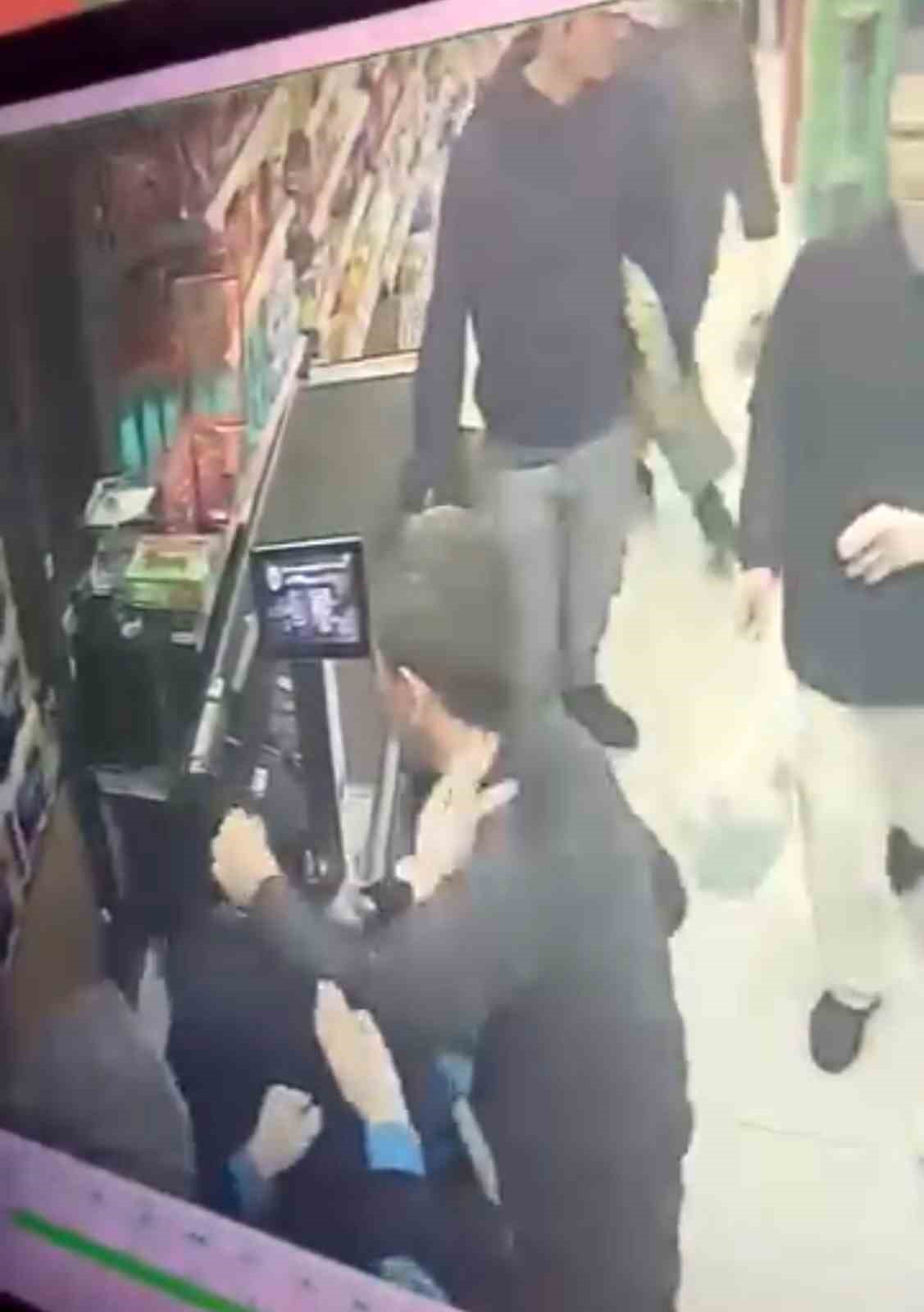 Pendik’te poşet tartışması kavgaya dönüştü: Kadın kasiyerin darbedildiği anlar kamerada