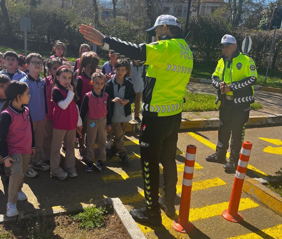 Minikler trafiği eğlenerek öğrendi