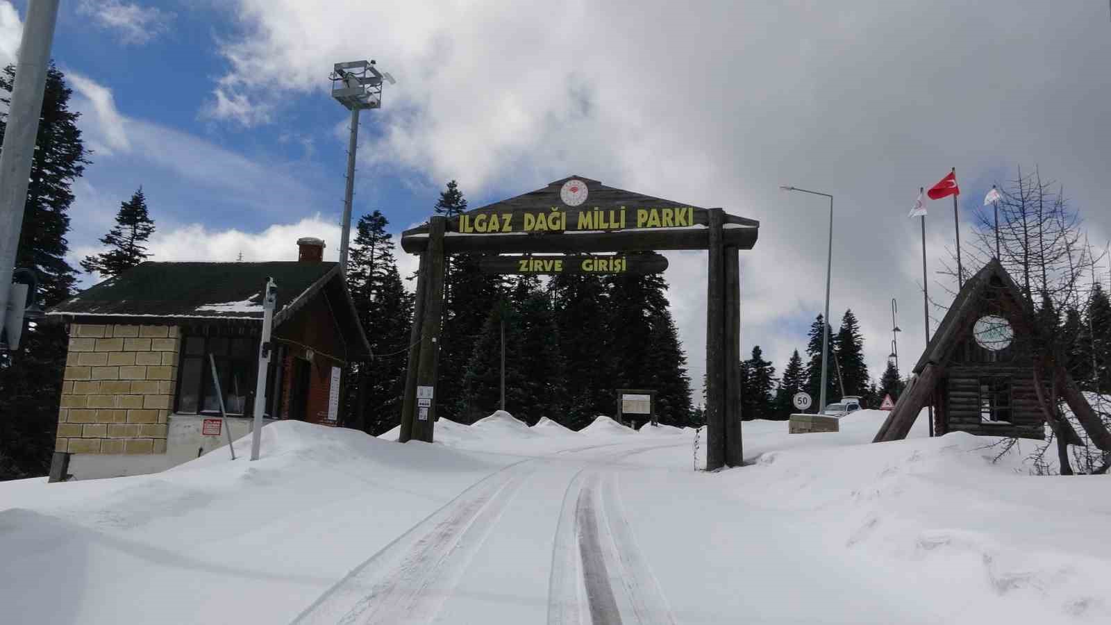 Kar geri d&ouml;nd&uuml;: Nisan ayında kışı aratmayan manzara
