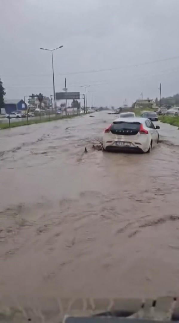 Selle birlikte ara&ccedil;ları mahsur kaldığı karayolu ulaşıma a&ccedil;ıldı
