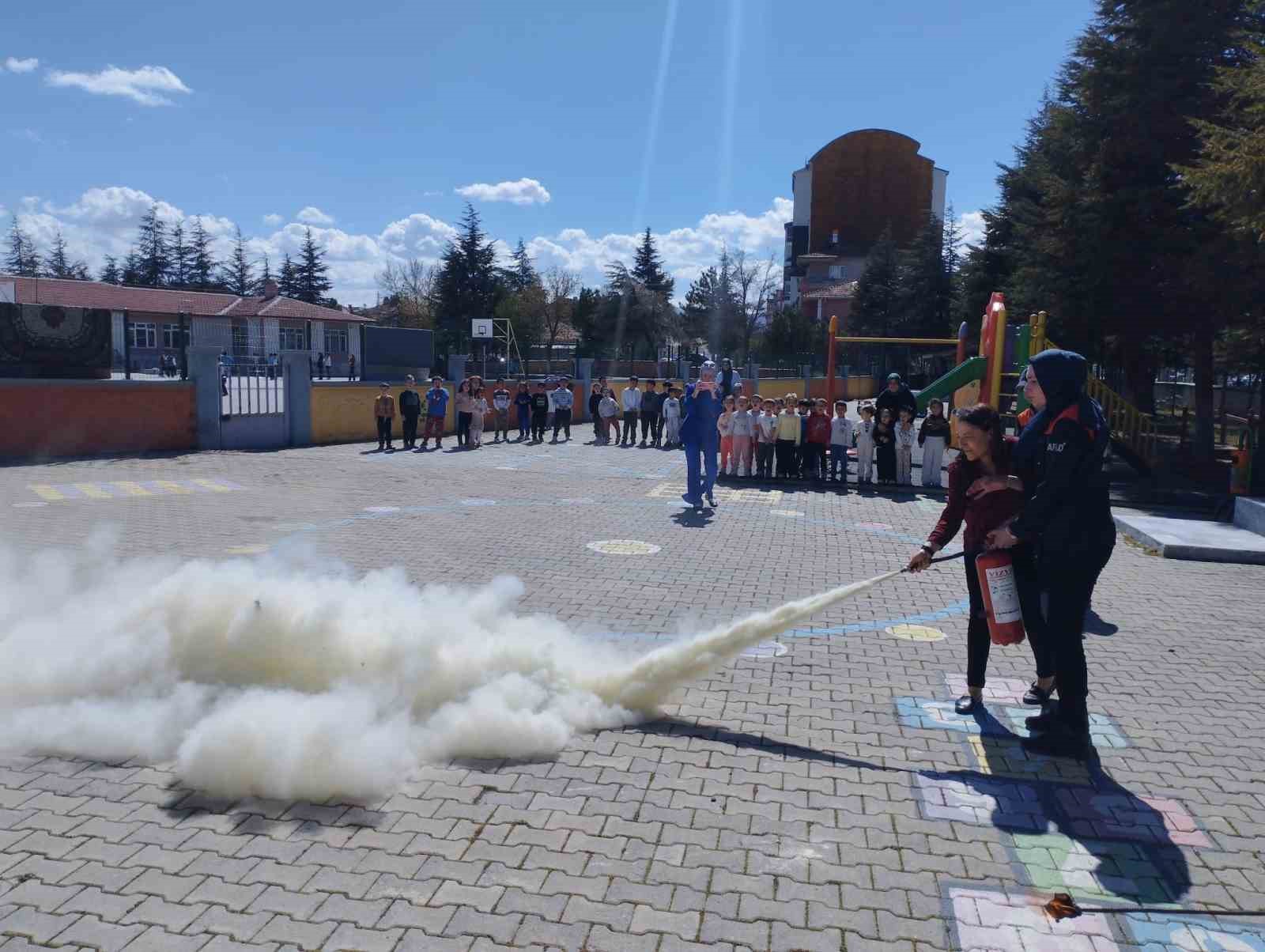 Anaokulu ve ilkokul &ouml;ğrencilerine y&ouml;nelik afet farkındalık eğitimi
