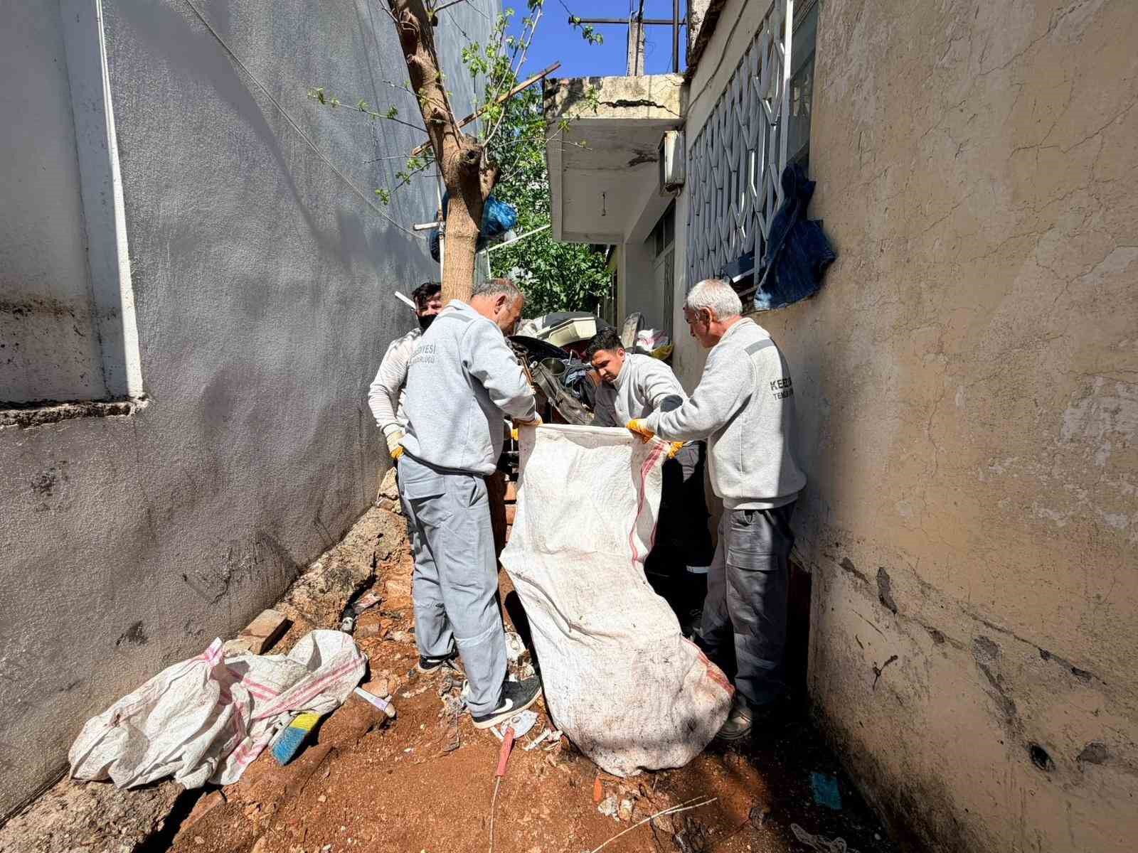 Belediye boşaltıyor, o dolduruyor: Daha &ouml;nce 2 operasyonda 16 kamyon &ccedil;&ouml;p &ccedil;ıkan evden 4 kamyon daha &ccedil;&ouml;p &ccedil;ıktı
