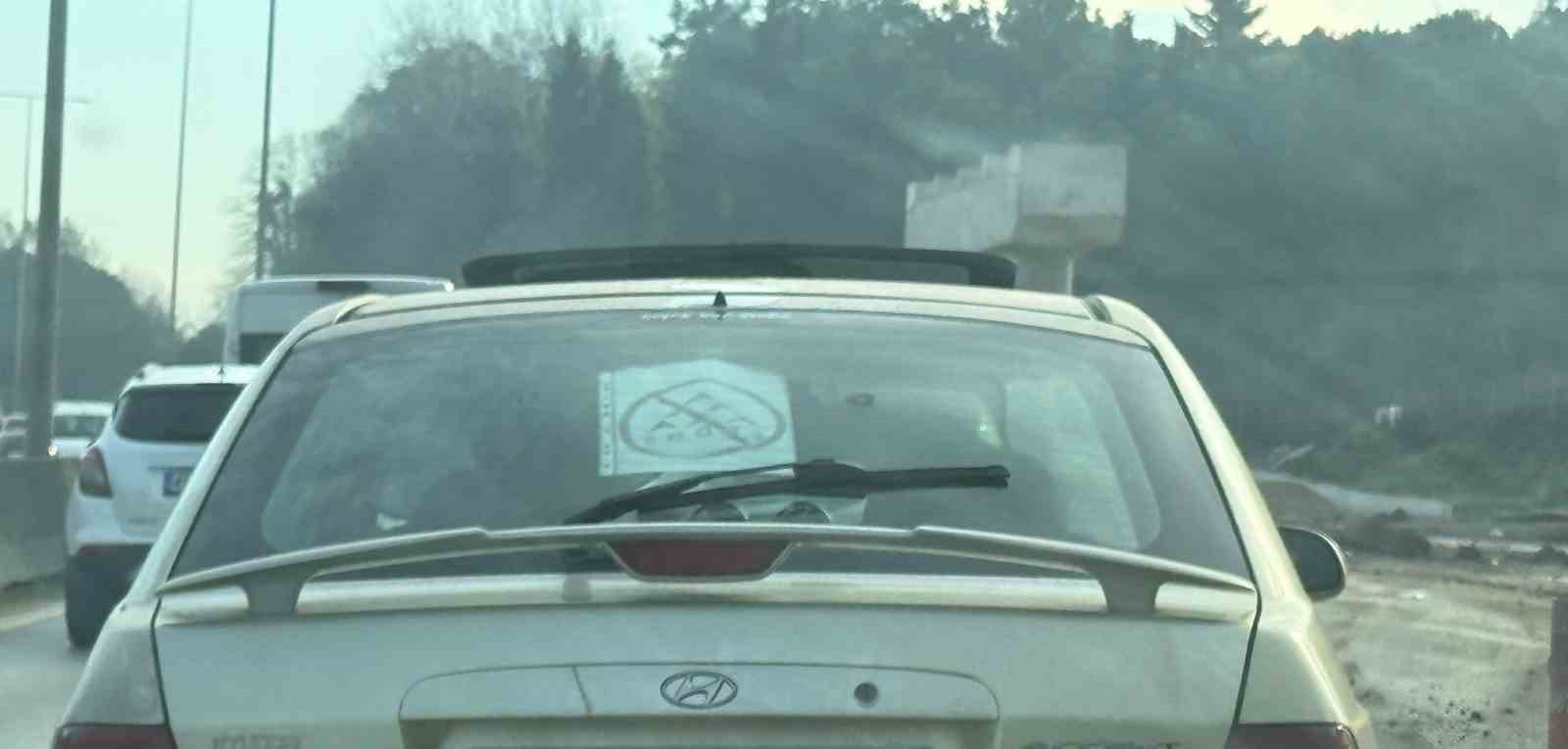 Elektrik şirketi bıktırınca tepkisini otomobilinin camına astığı &ouml;zel tasarımlı afişle g&ouml;sterdi
