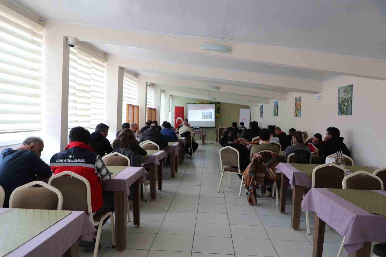 Uşak&rsquo;ta buzağı kayıplarını azaltmaya y&ouml;nelik eğitim programı d&uuml;zenlendi
